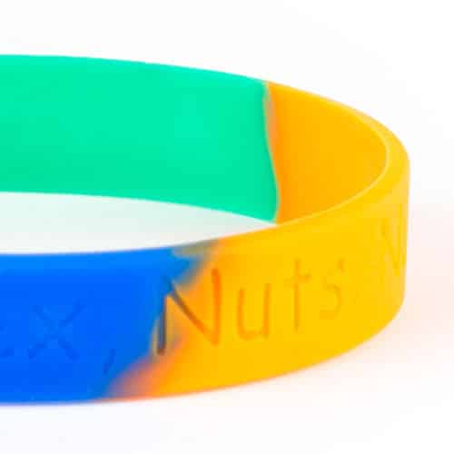 Pulseras de silicona segmentadas en verde, amarillo y azul, personalizables en estilos liso, impreso y con relieve, de hasta 3 colores