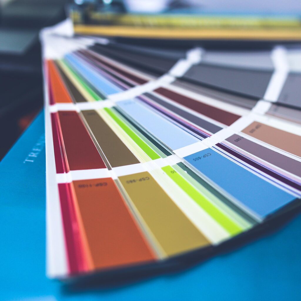 Muestra de colores para pulseras de silicona 100% personalizables, con variedad en tipografías y opciones para incluir logotipos o mensajes únicos