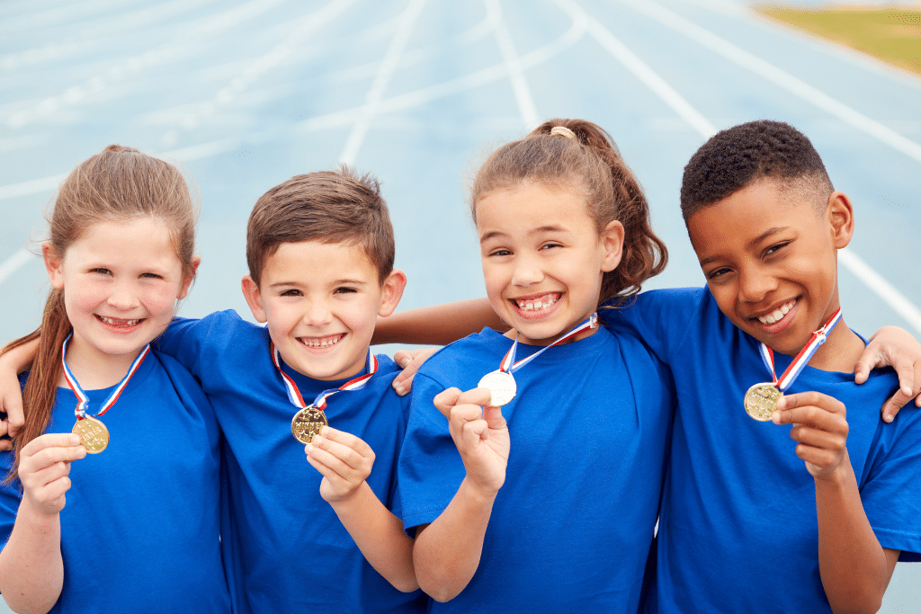 Foto de niños ganando medallas que les trae buenos recuerdos