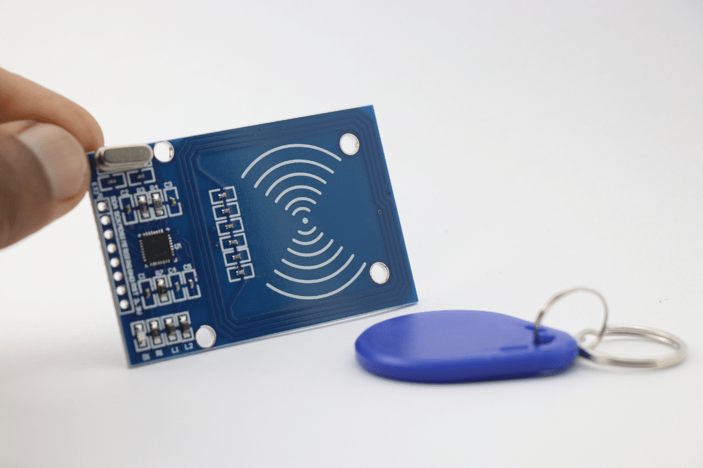 Las pulseras RFID funcionan interactuando con lectores RFID