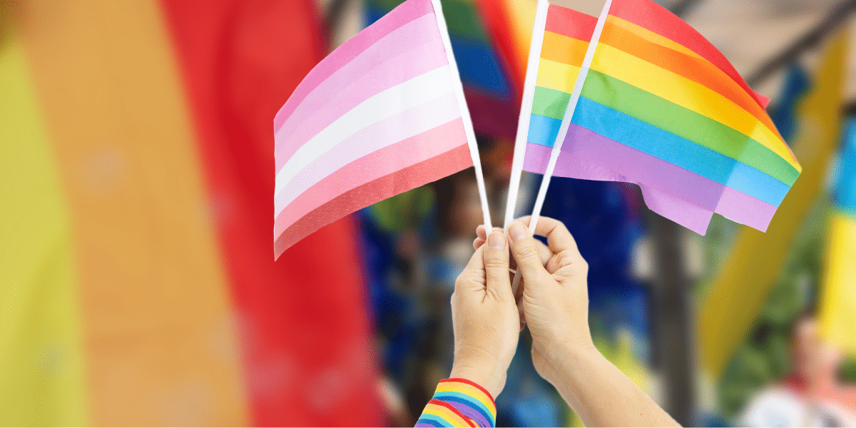 Stands del Orgullo con banderas y pulseras en colores del arcoíris para atraer visitantes y resaltar mensajes inclusivos