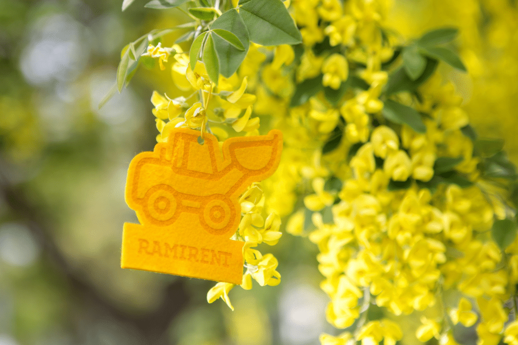 Ambientador de coche con fondo de flor perfumada amarilla