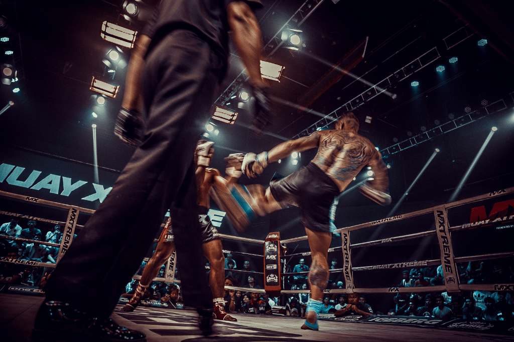 Una foto de dos luchadores en una competición profesional de muay thai