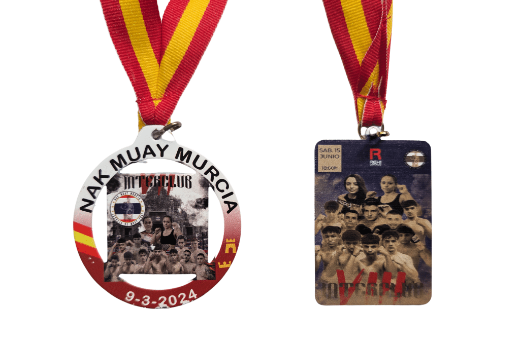 Dos medallas de muay thai con cintas rojas y amarillas. una de las medallas es redonda y la otra oblonga